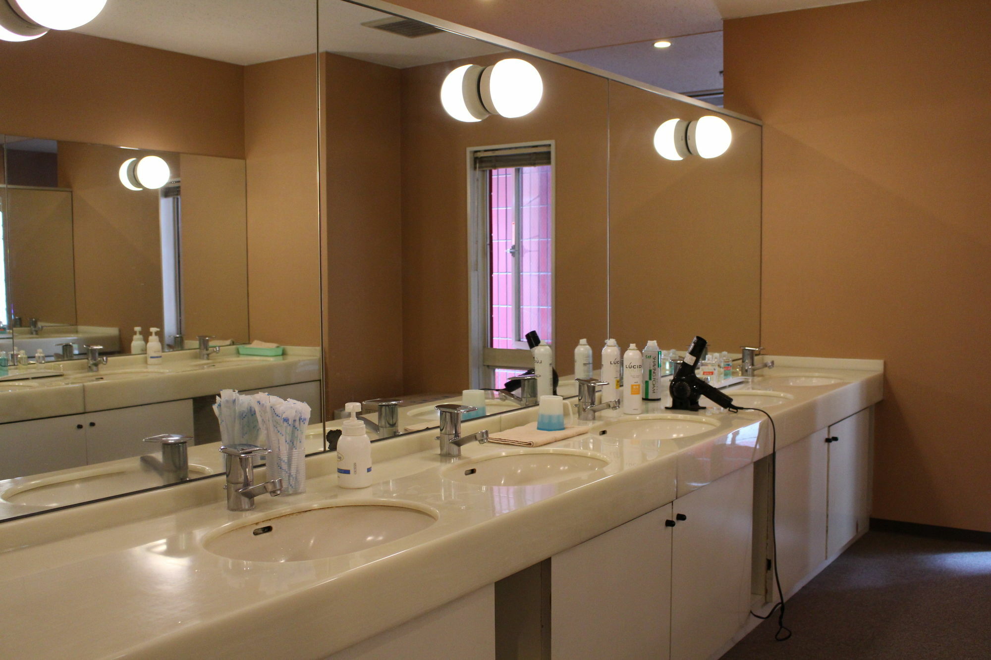 Sauna & Capsule Hotel Hokuo Tokio Zewnętrze zdjęcie